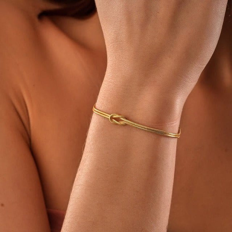 Novaria - Love Knot Bracelet